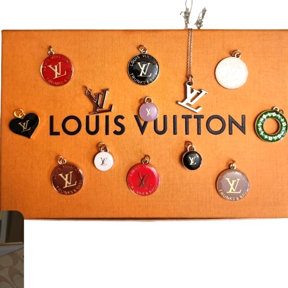 LOUIS VUITTON Gold & White Heart Pull Charm Necklace - Picture 1 of 3